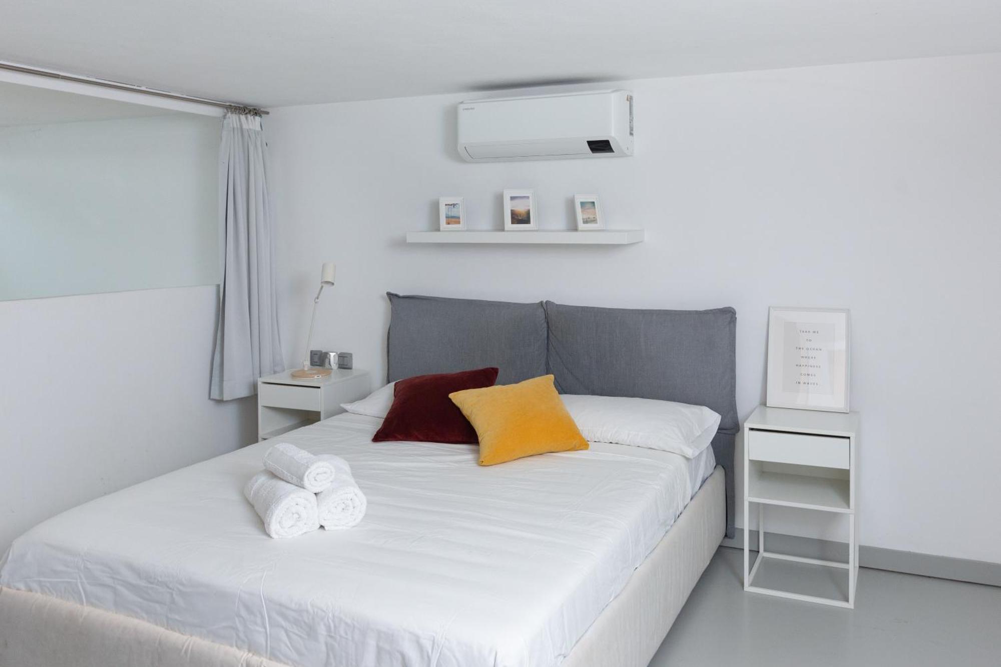 White And Brown Exclusive Loft With Terrace - Free Parking - M2 Station Daire Milano Dış mekan fotoğraf