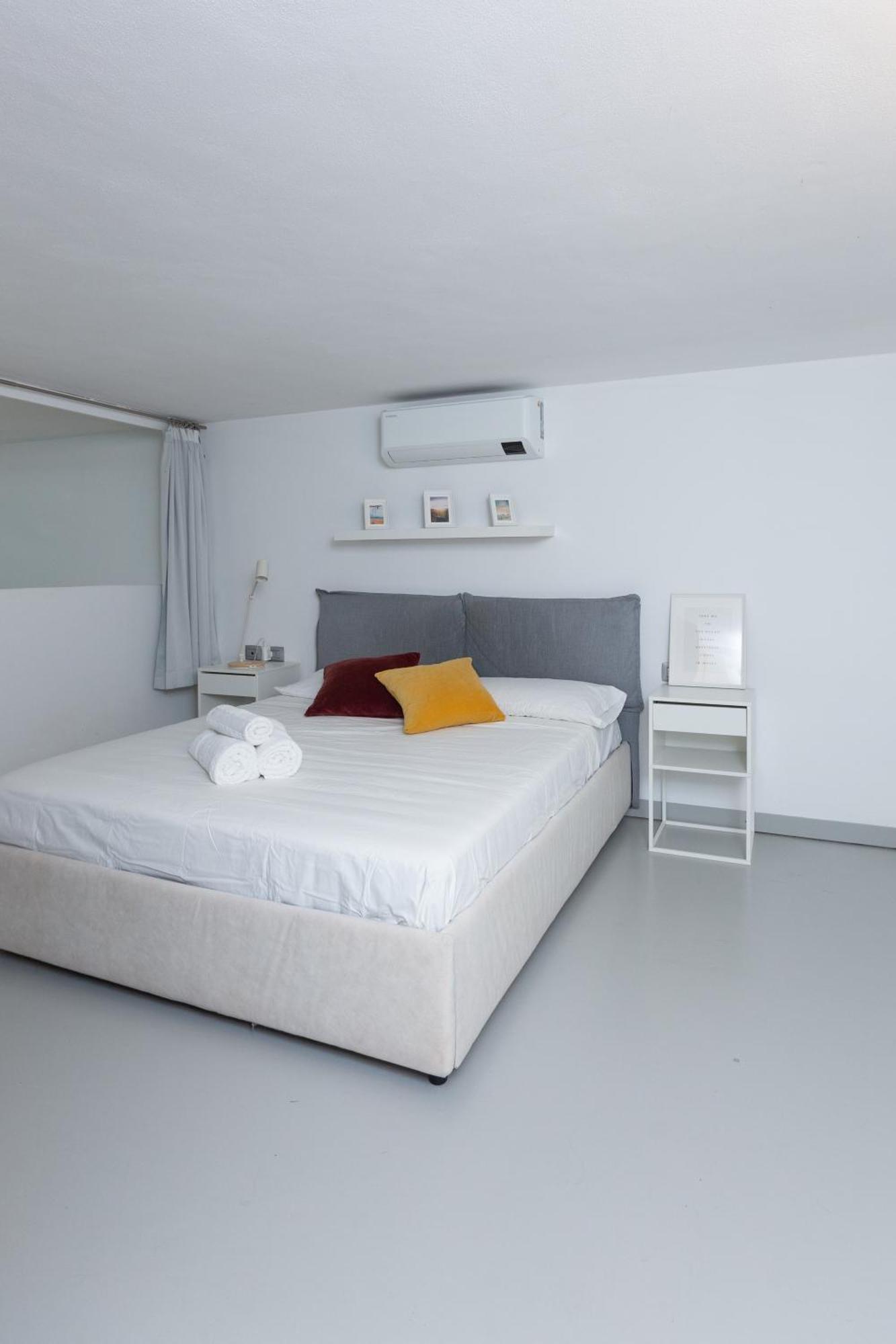 White And Brown Exclusive Loft With Terrace - Free Parking - M2 Station Daire Milano Dış mekan fotoğraf